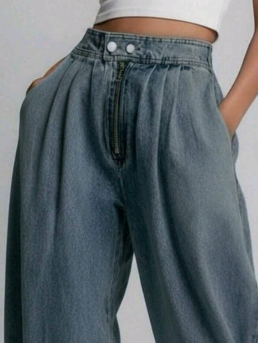 High-Waist Light Blue Balloon Jeans - Women - Picture 3 of 4